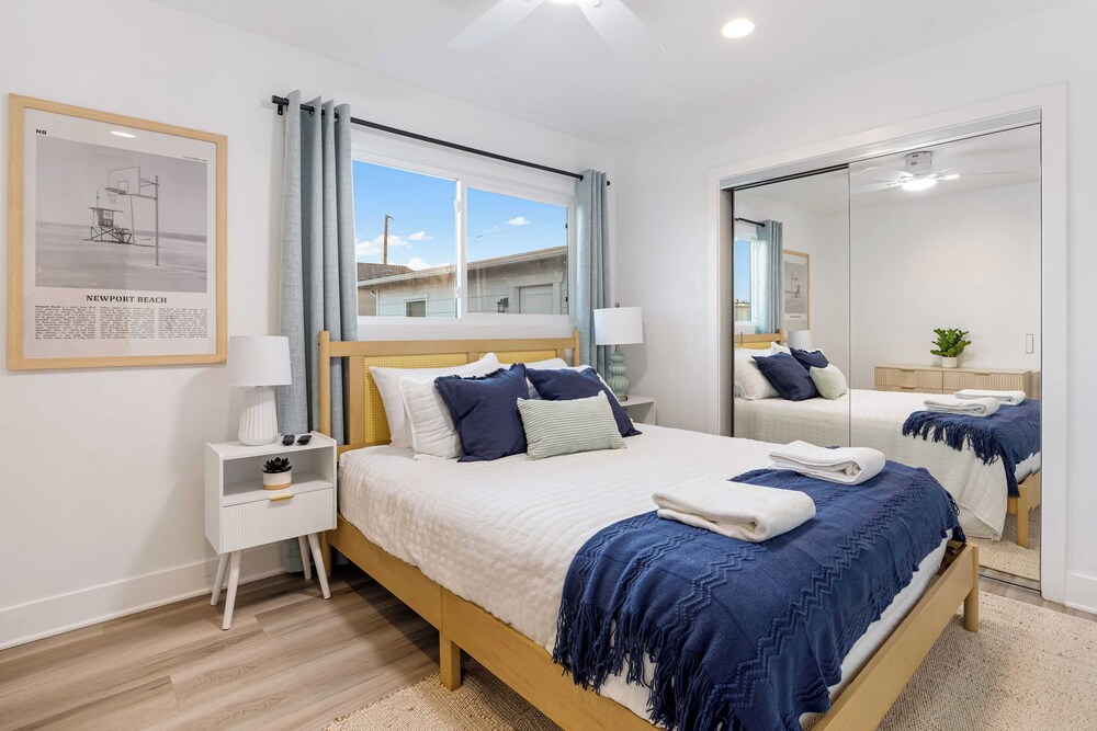 Steps to Sand! 2 Homes in 1 Sleeps 19, Outdoor Space, Walk to Shops & Dining