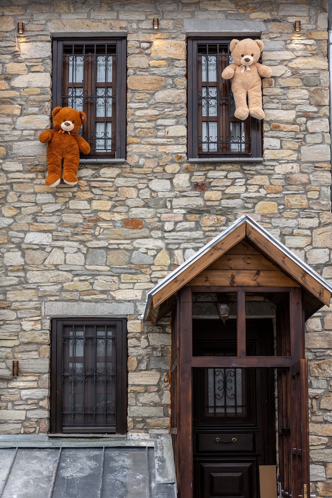 Rock Dandy La Maison De L’Ours | Top Fireplace Retreat