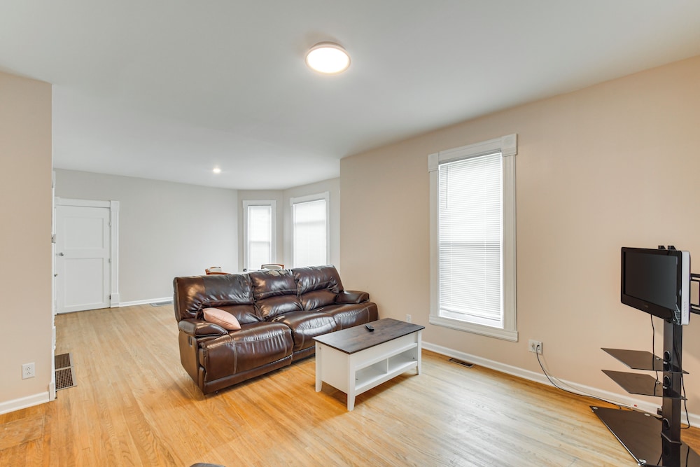 < 1 Mi to Main St: Quiet Apartment in Galesburg!