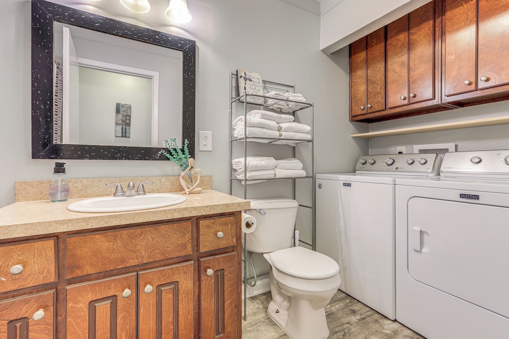 Steps to Park: Dog-friendly Condo in Conyers!