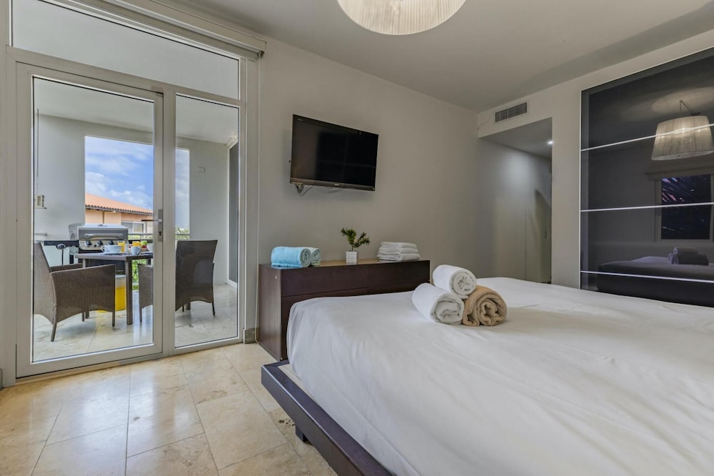 4BR 3BA w Pool Sleeps 10 200m From Eagle Beach