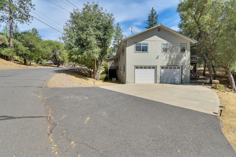 Gateway to Yosemite: Group-friendly Groveland Home