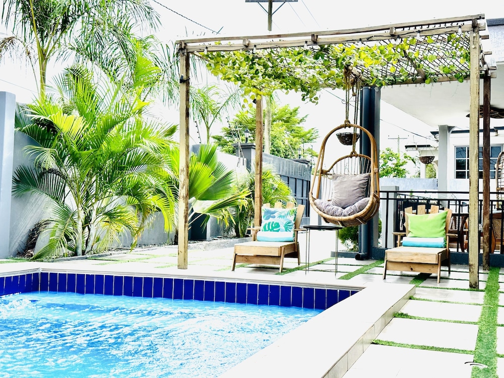 Luxurious Villa With Private Pool, Hot Tub and Bar