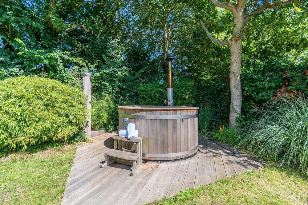 Charming 8-person Villa With hot tub Near the Forest