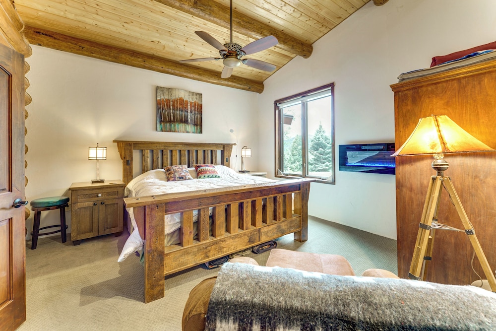 Secluded Angel Fire Retreat: Deck + Stunning View!