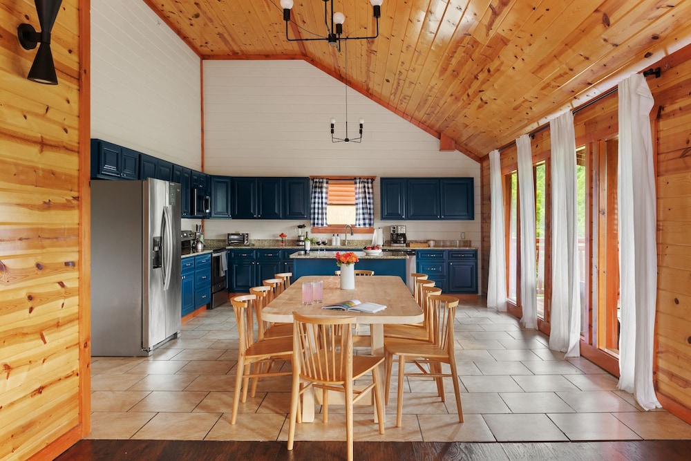 Smoky Ridge Newly Renovated Cabin w Indoor Pool Game Room Theater