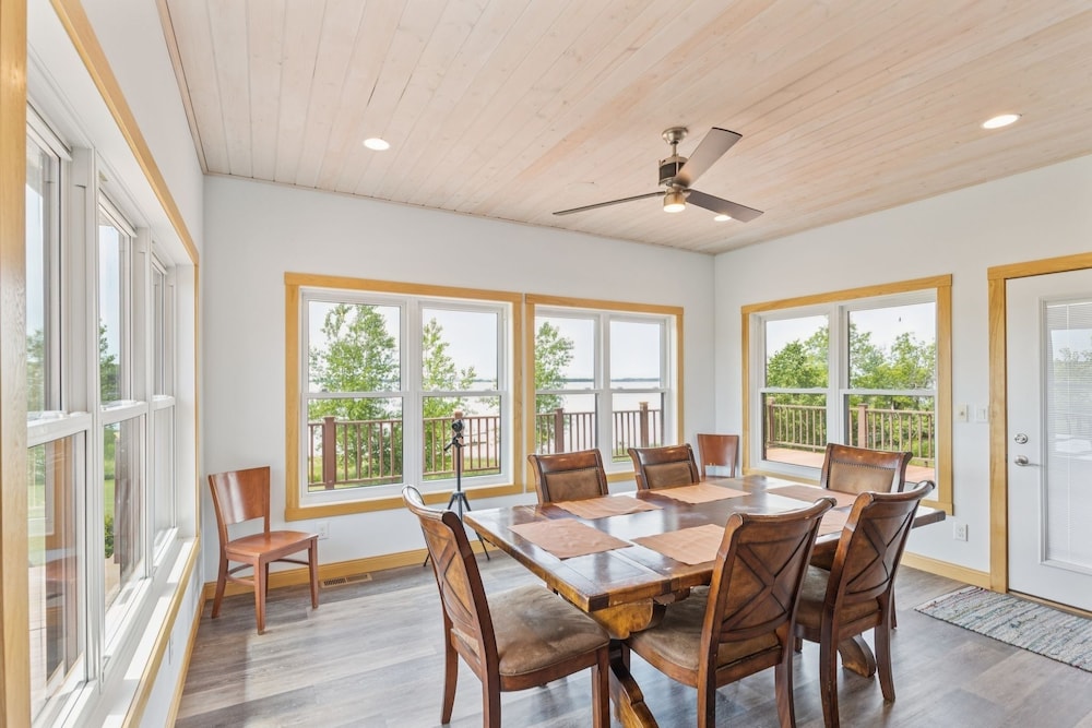 Lakeside 4br Retreat Private, Peaceful & Scenic 4 Bedroom Villa
