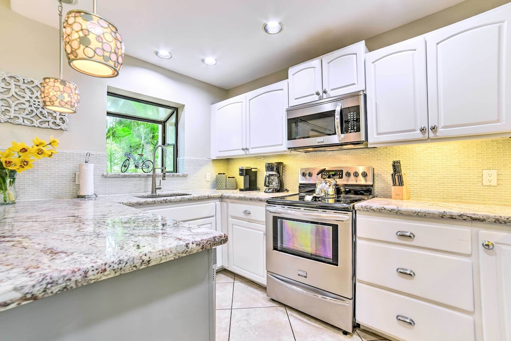 Bright & Airy Lahaina Condo - Walk to Beach!