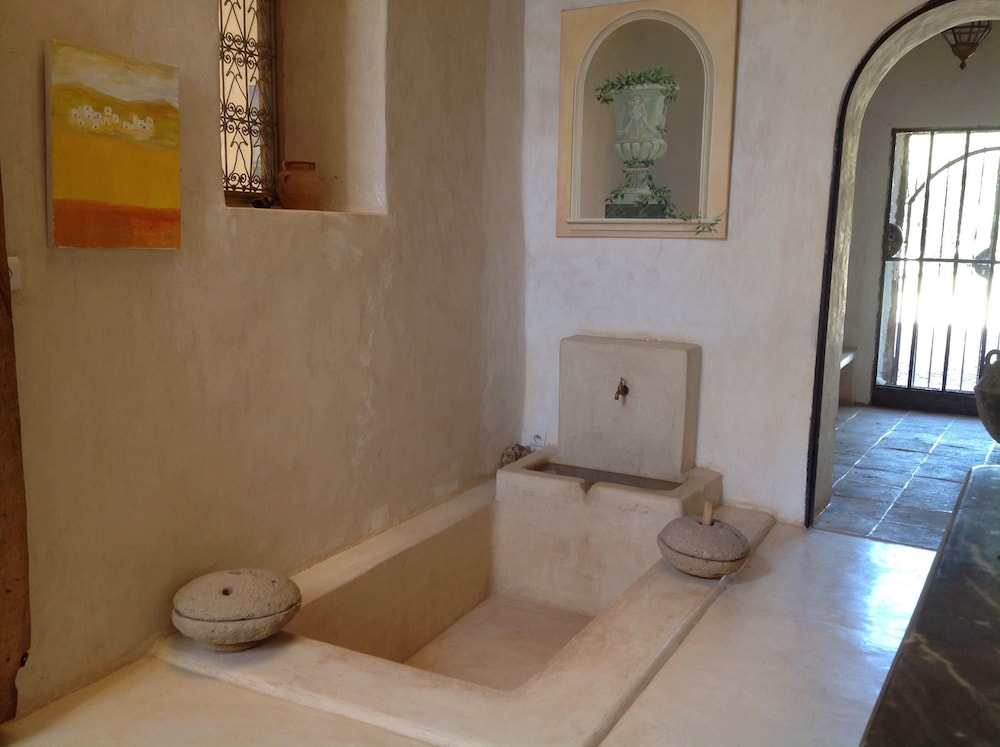 Room in Guest Room - Privatised Charming Guest House With Pool for 16 People