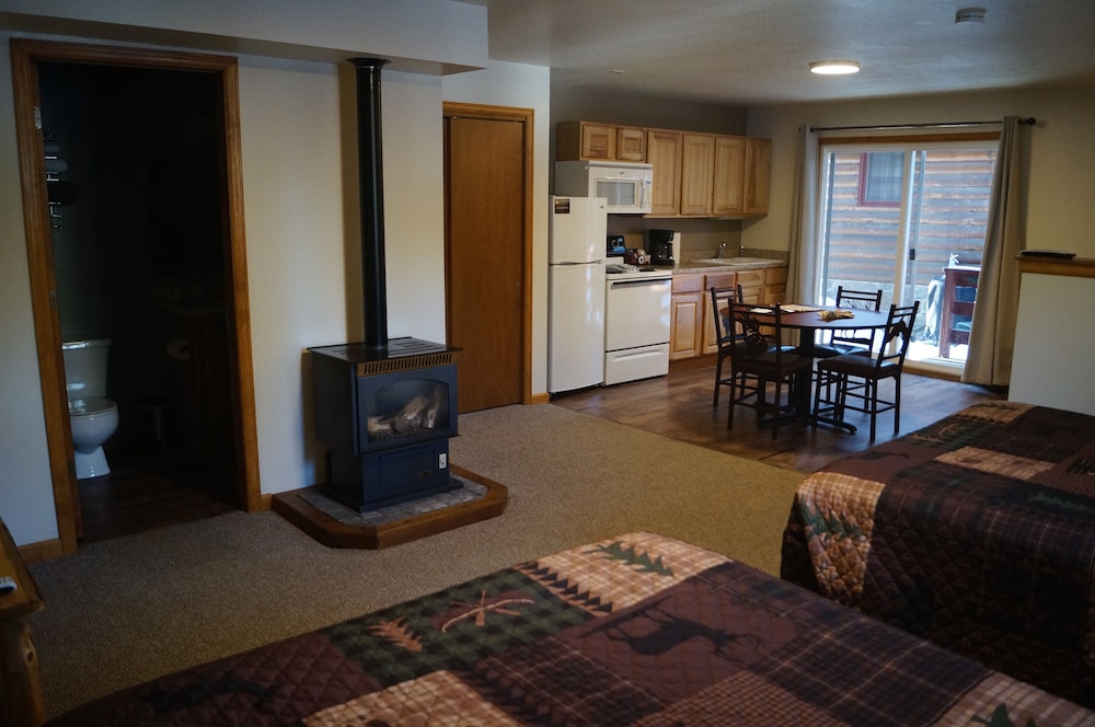 Swiftcurrent Lodge and Cottages by the River - Property Image 14