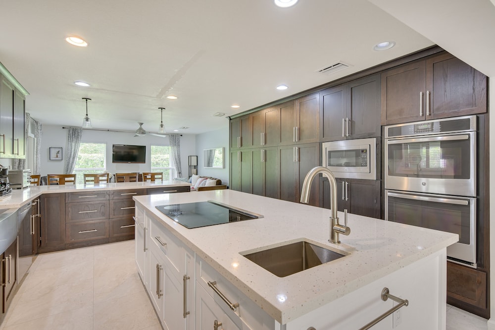Pet-friendly Miami Home w/ Hot Tub & Pool Table