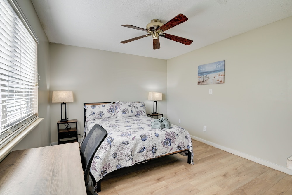 Walk to Beach + Pier: Myrtle Beach Getaway w/ Deck