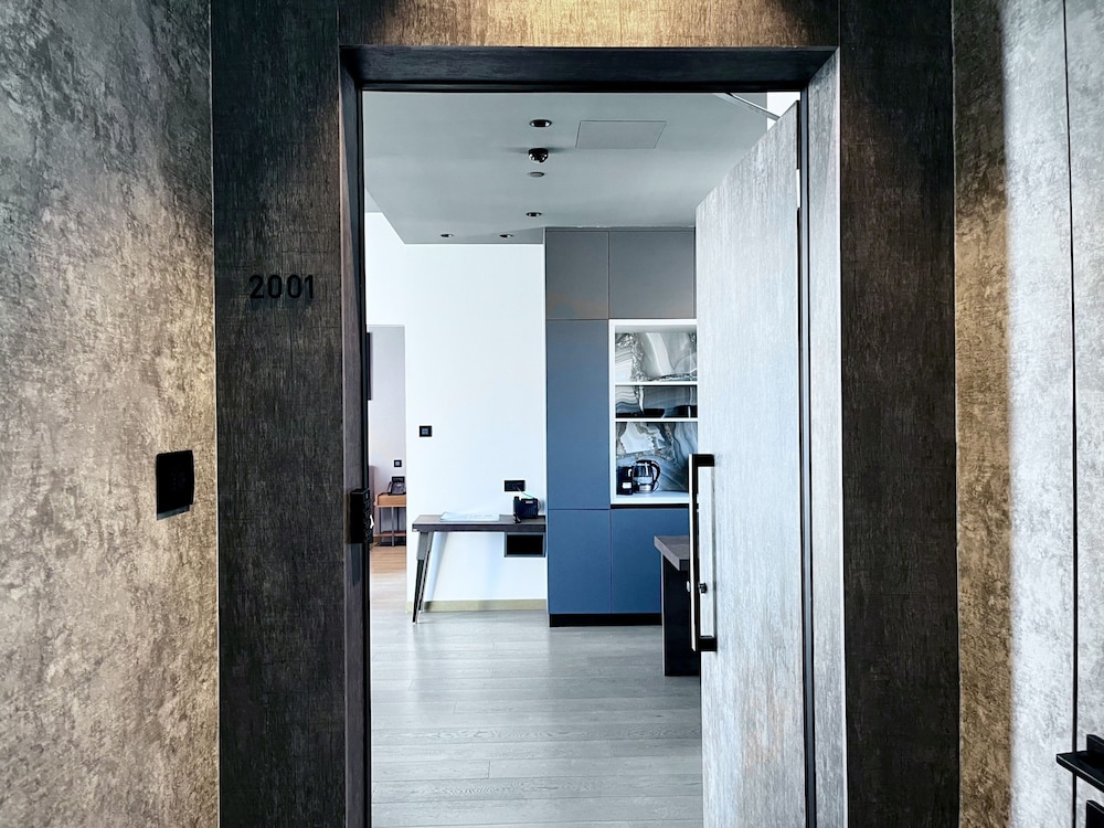 128 LIM - 2001 Stay Only Tower Suite