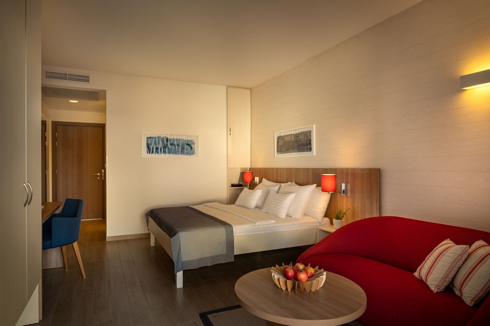 Isabella Island Hotel & Villas
