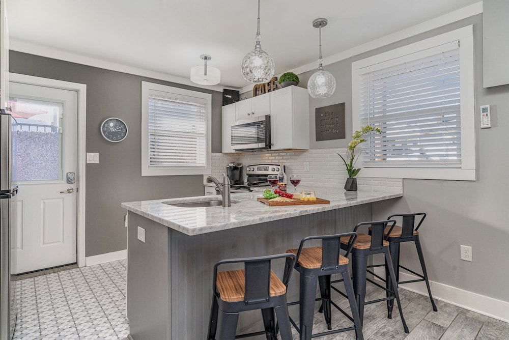 Urban Pearl-2 Bedroom & Private Patio-in Midtown