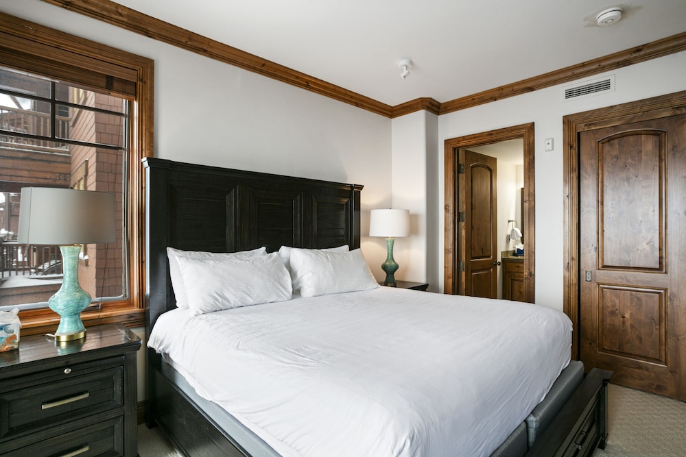 Grand Lodge - Three Bedroom #401 - Ski-in/ski-out 3 Condo