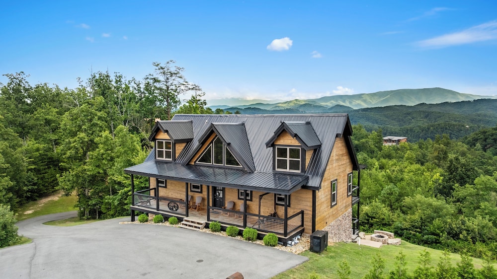 Amazing View Cabin w Gameroom Hot Tub Fire Pit