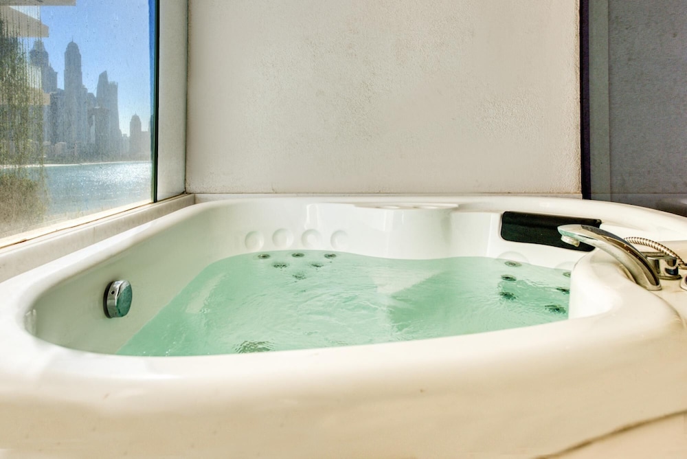 Vibrant Getaway in a Classy Five Palm Jumeirah Apt