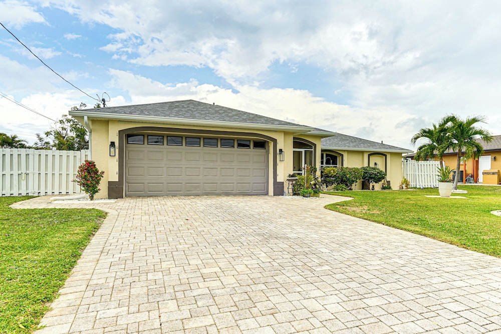 4 Mi to Public Beach: Cape Coral Paradise!