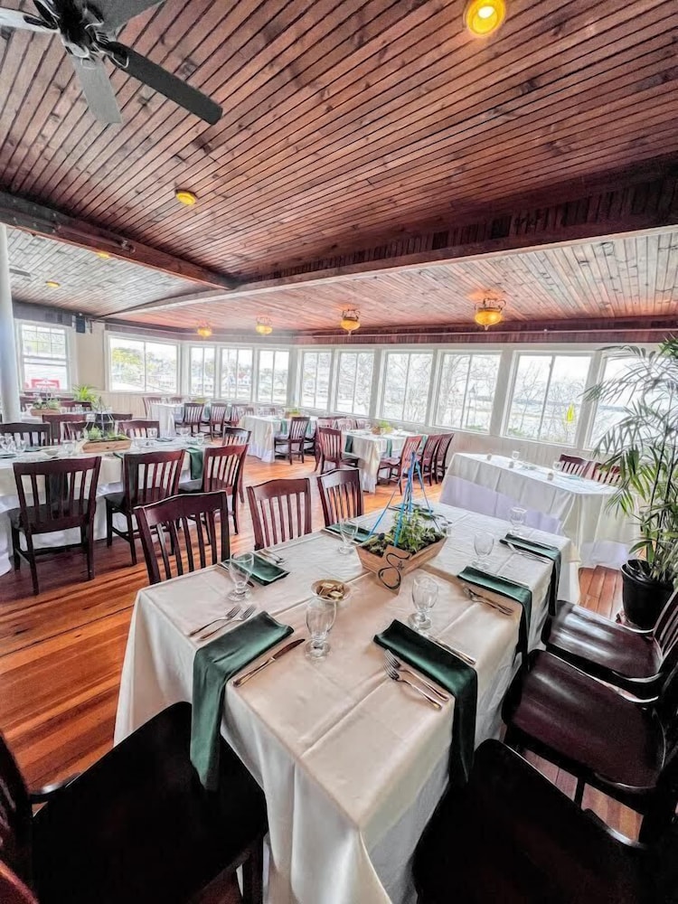 The Glen Cove Hotel & Restaurant