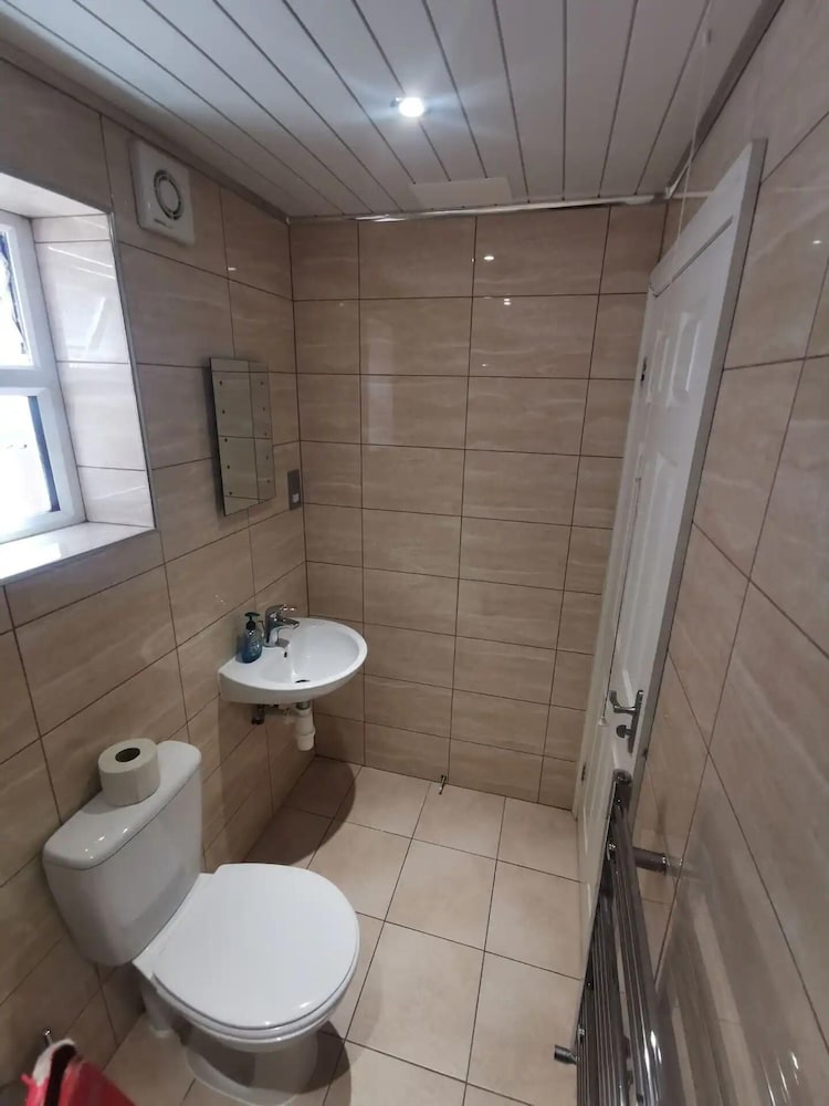 Romford Retreat - Stylish Apartment Stay view 5