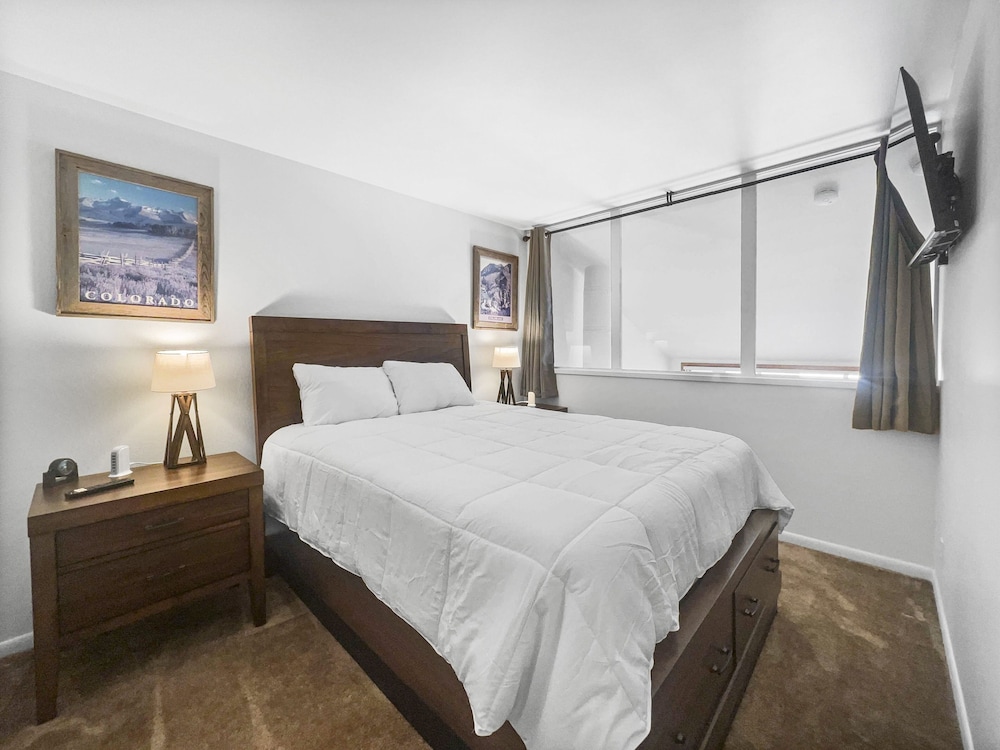 Vp211 Village Point 2 Bedroom Condo by RedAwning view 4
