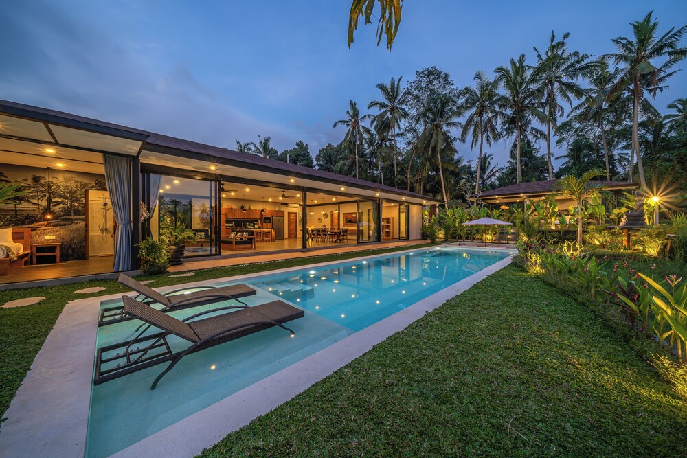 Xanadu - 5BR Ubud Designer Villa, Pool with Rice Fields Views
