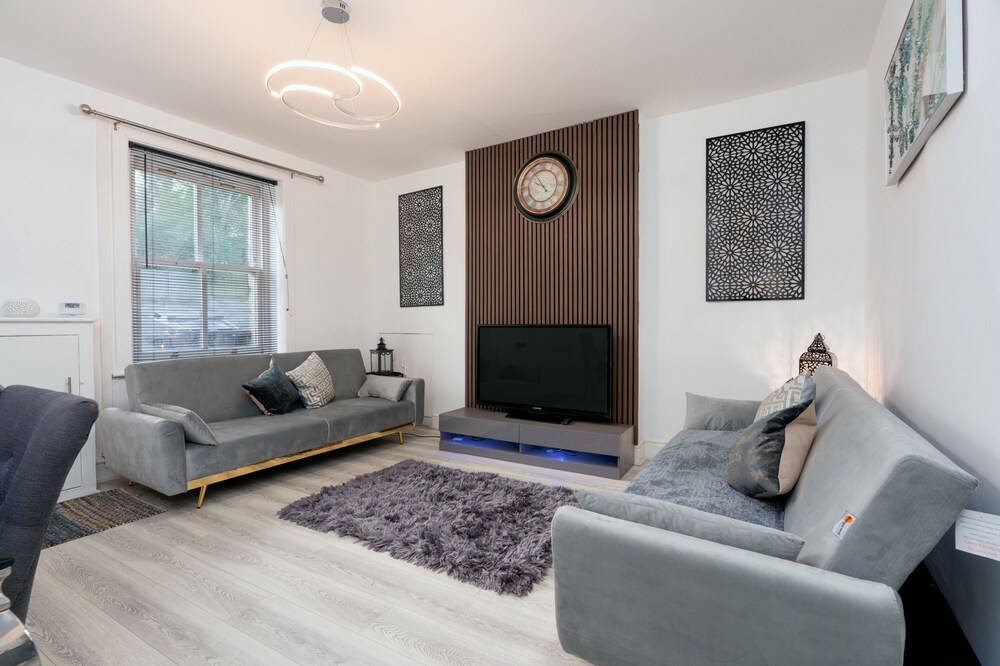 Cosy Cottage - Sleeps 6, Parking & Pet Friendly!