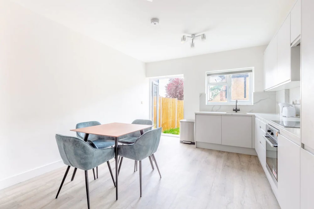 Contemporary 2 Bedroom in West London