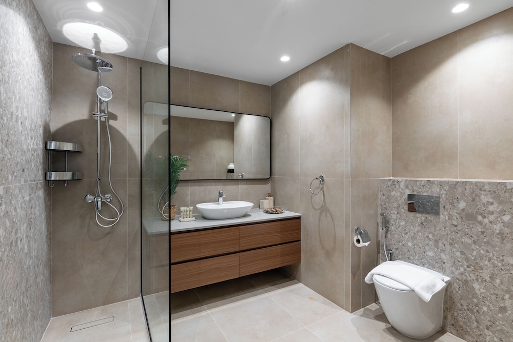 Maison Privee - Dazzling Downtown Retreat w/ Panoramic City Views