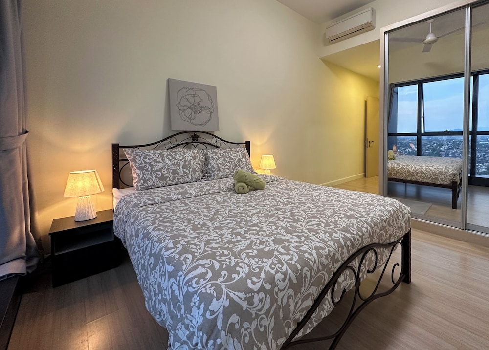 Skyline Luxe 4BR Retreat with En-suites
