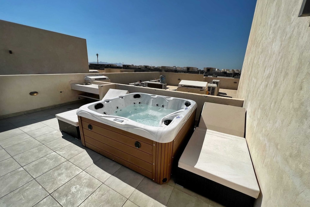 Xuru Stays I Exotic 1bdr w/ Outdoor Terrace Pool & Beach Access
