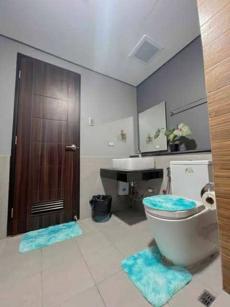 Cozy Pasay Condo with Pool Access