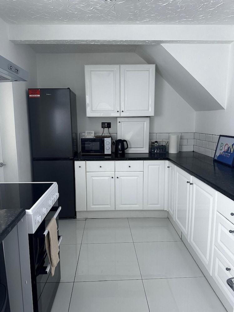 Hartlepool - House - Sleeps 5 - Parking