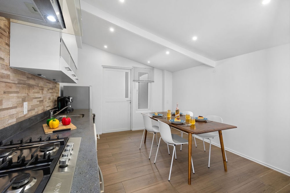NEW Modern 3BR 3BA Private Pool Centrallylocated