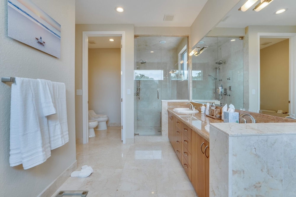 NEW 3-story Townhome With Pool Room Expansive Balcony Seconds Away From Las Olas
