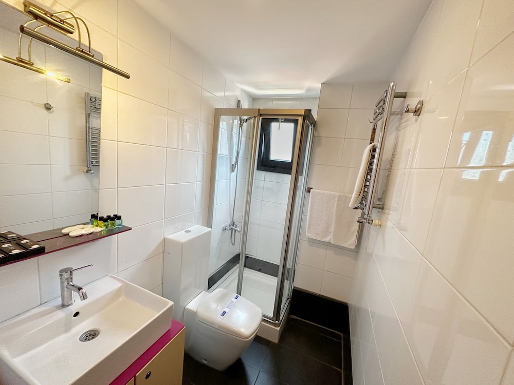 Black Art Otel - Image 48