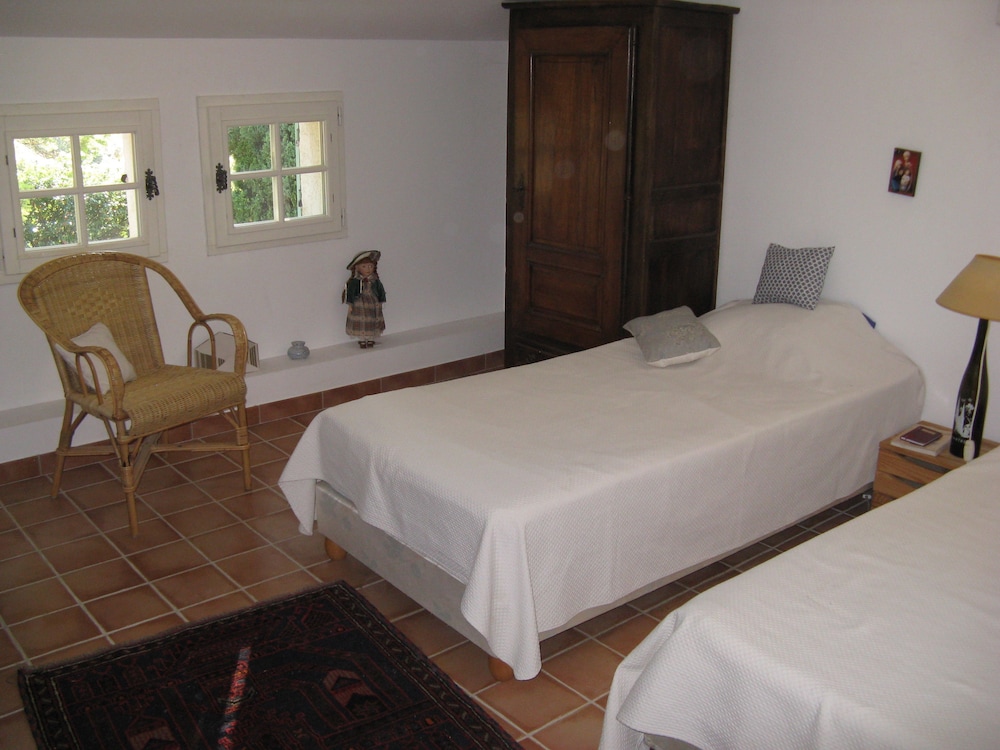Clos Sainte Garde en Saint-Didier — hotel room