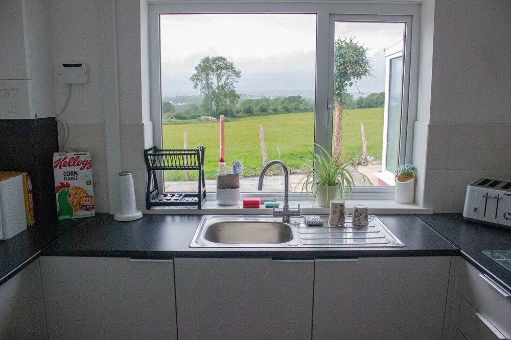 Swansea 3 Bedroom Home With Parking & Garden