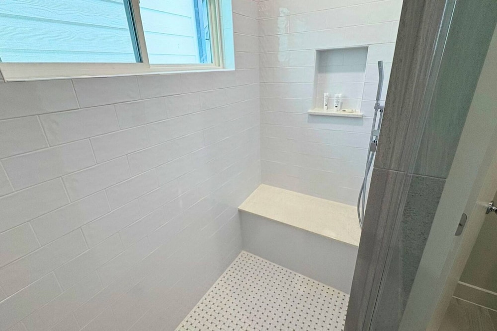 Gated Modern 3BR Near Downtown Med Center