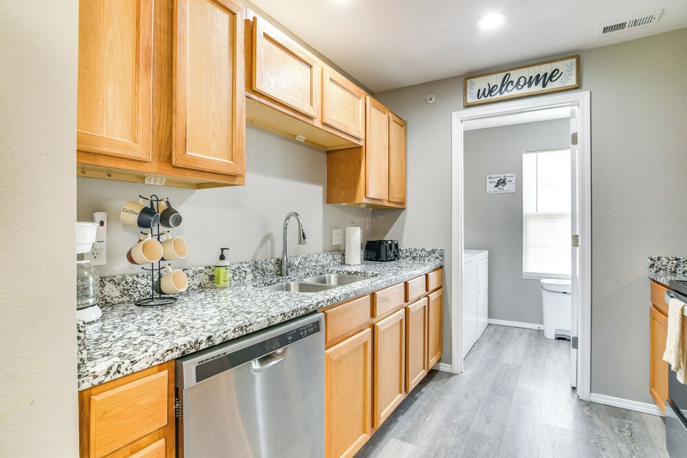 2 Mi to Table Rock Lake: Branson Condo w/ Balcony!