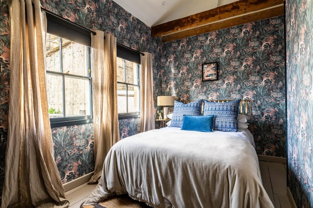 Charming Georgian Cottage With Private Sun Terrace view 4
