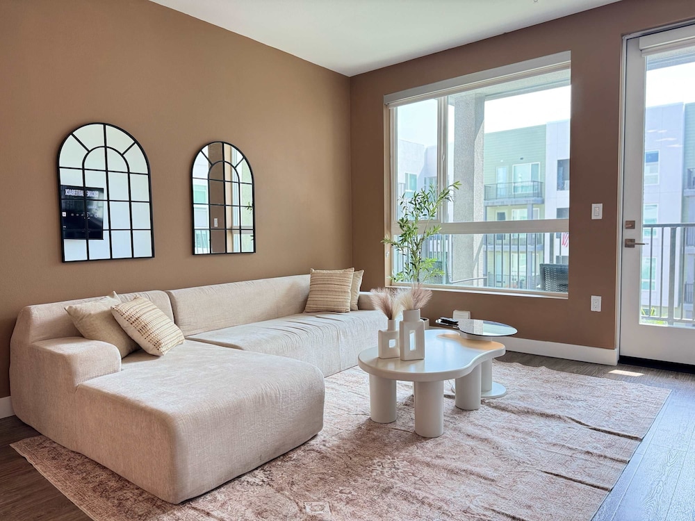 Luxury Stay Near Disneyland Pool Gym Free Parking