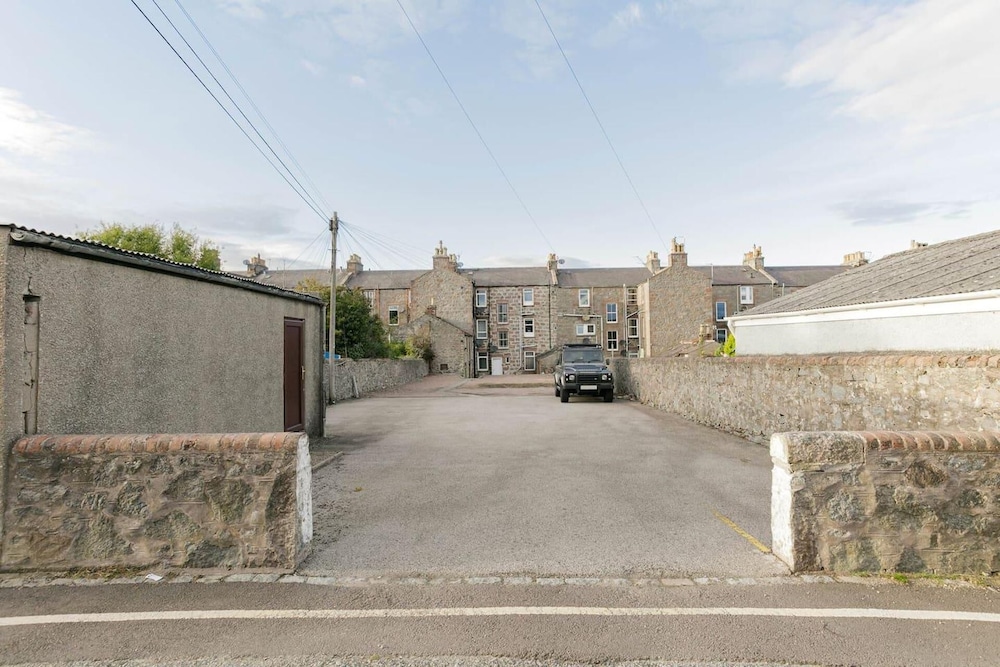 Summit West End Elegant 1 Bed Flat Free Parking view 3