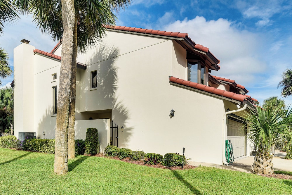 Steps to Ocean, Pool Access! Daytona Beach Gem