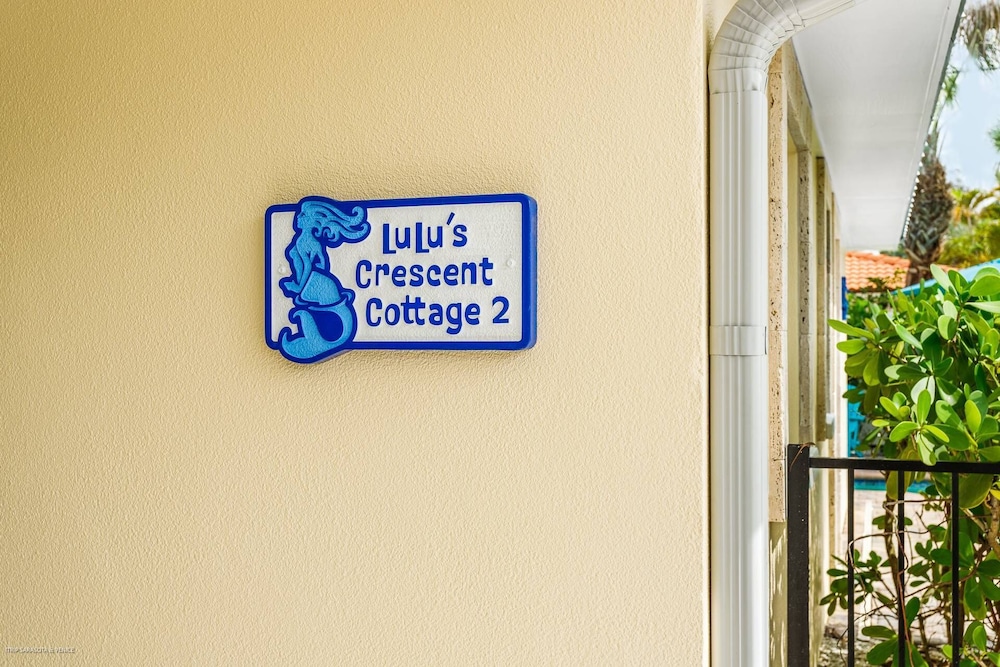 Lulu's Crescent Cottages - Entire two Unit Complex