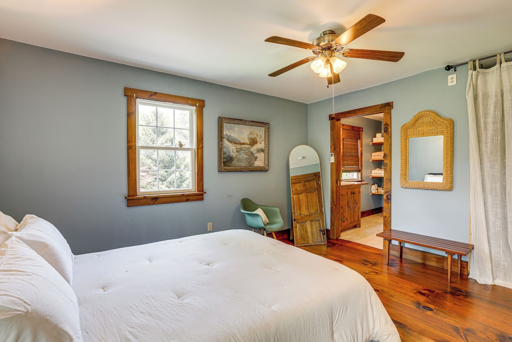 Walk to River: Couples Retreat in Kintnersville!