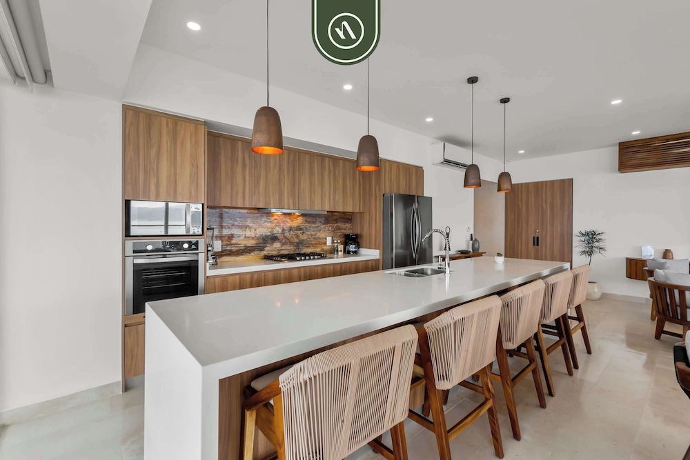 Luxury 4 BR Condo Amazing Views - Beach - Pools