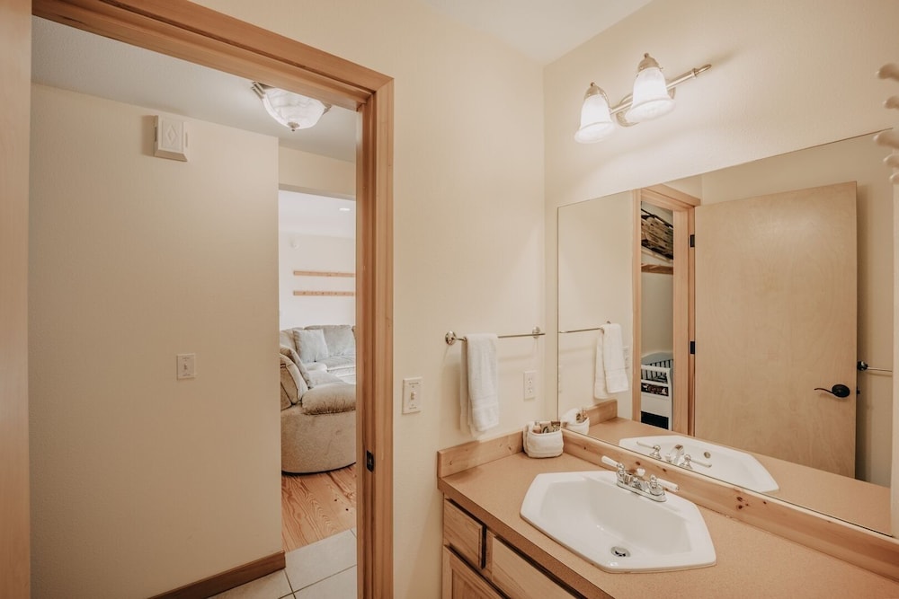 70mbr- Hot Tub - Bbq - Wi-fi - Pets Ok - Sleeps 8 3 Bedroom Home by RedAwning