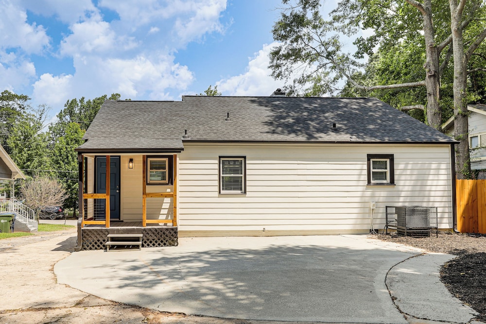 4 Mi to Aquarium & Arenas: Modern Atlanta Home